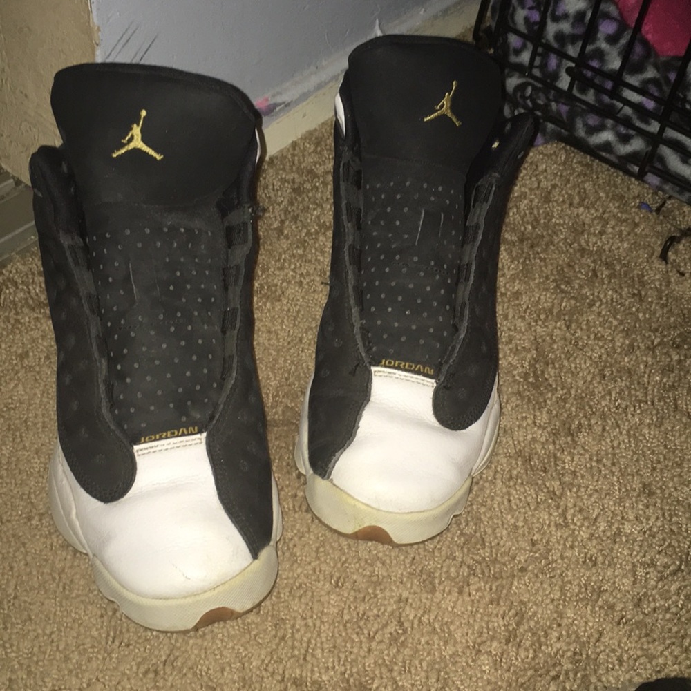 Black and white Jordan’s no shoe laces